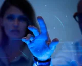 homem-tocando-uma-tela-virtual-futurista-remix-de-tecnologia-digital