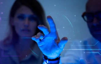 homem-tocando-uma-tela-virtual-futurista-remix-de-tecnologia-digital