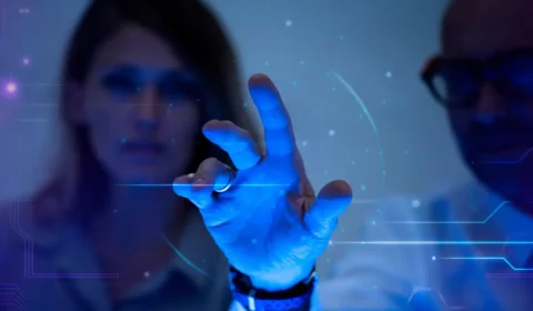 homem-tocando-uma-tela-virtual-futurista-remix-de-tecnologia-digital