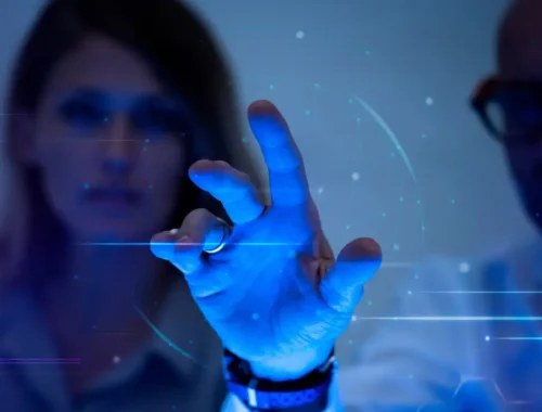 homem-tocando-uma-tela-virtual-futurista-remix-de-tecnologia-digital