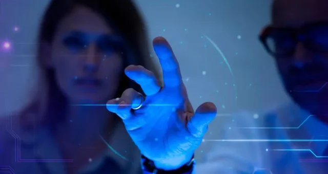 homem-tocando-uma-tela-virtual-futurista-remix-de-tecnologia-digital