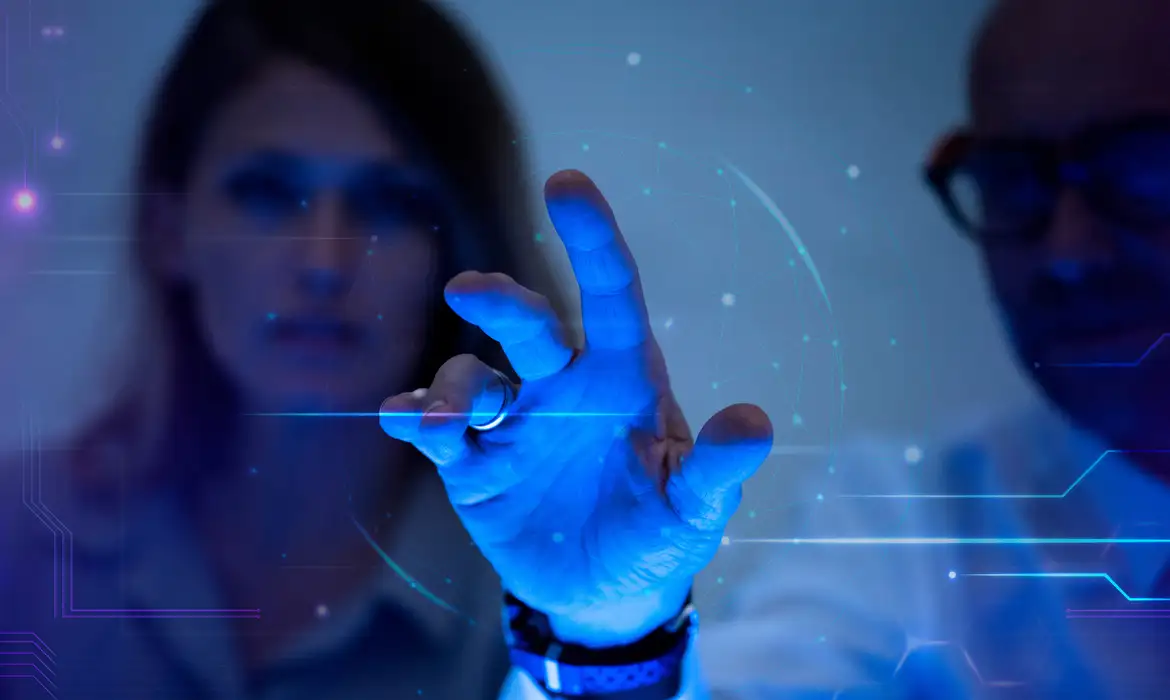 homem-tocando-uma-tela-virtual-futurista-remix-de-tecnologia-digital