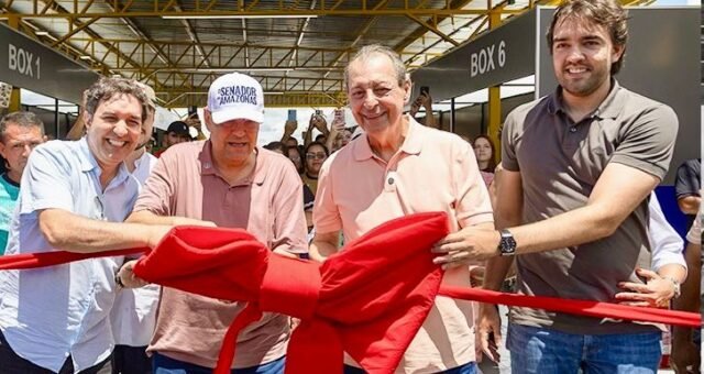 omar-aziz-participa-de-entrega