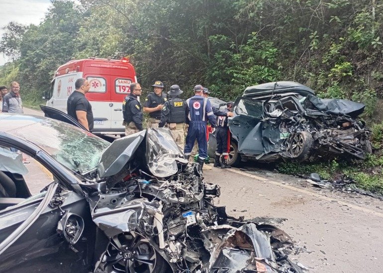 colisao-entre-carros-na-br-174