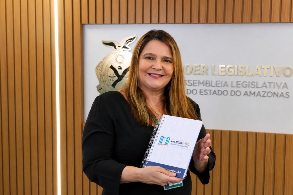 monica-santaella-deixa-diretor