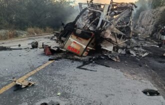 onibus-e-carreta-provoca-morte