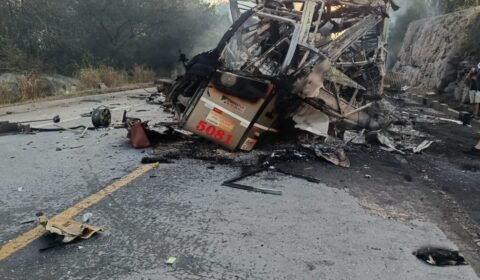 onibus-e-carreta-provoca-morte
