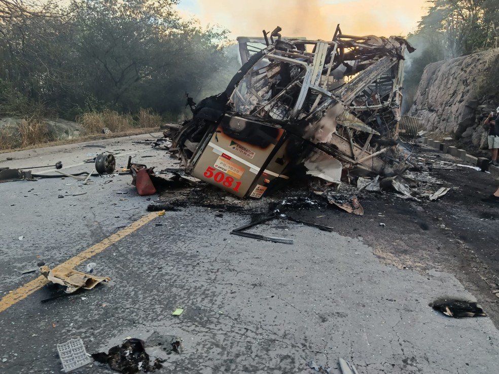 onibus-e-carreta-provoca-morte