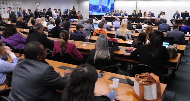 ccj-adia-votacao-de-pec-da-mai