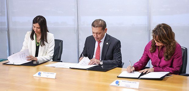 presidente-do-tse-assina-pacto