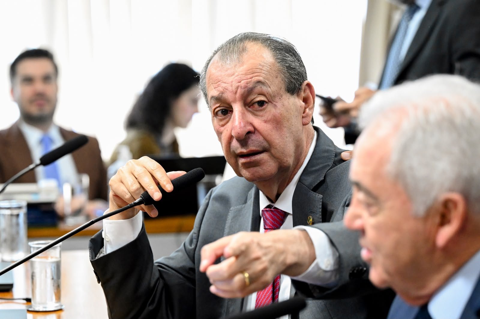 omar-apresenta-relatorio-pelo-