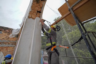 Obra do Casarão de São Vicente realizada pela prefeitura avança com recuperação da fachada, fundações e elementos metálicos