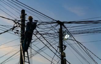 MP questiona Âmbar Energia sobre regularidade no processo de substituição da fiação pública em Manaus