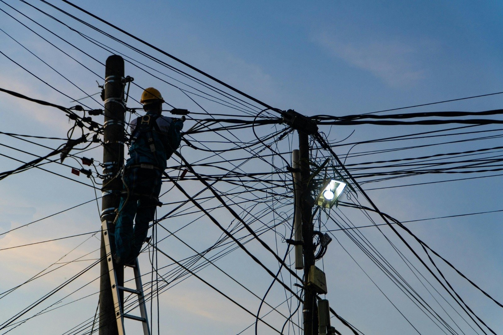 MP questiona Âmbar Energia sobre regularidade no processo de substituição da fiação pública em Manaus