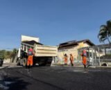Prefeitura de Manaus aplica 40 toneladas de asfalto e recupera rua no conjunto Villar Câmara