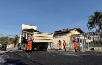 Prefeitura de Manaus aplica 40 toneladas de asfalto e recupera rua no conjunto Villar Câmara