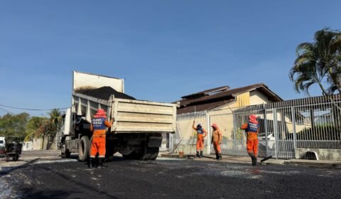 Prefeitura de Manaus aplica 40 toneladas de asfalto e recupera rua no conjunto Villar Câmara