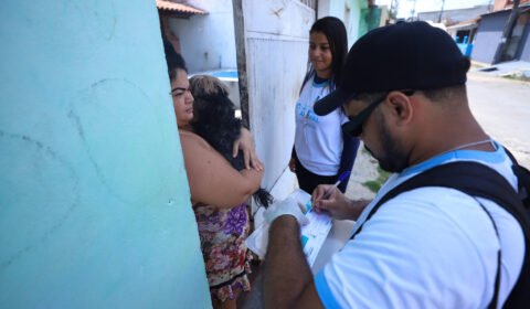 Prefeitura segue com vacinação de cães e gatos contra raiva nos bairros e em 27 postos fixos