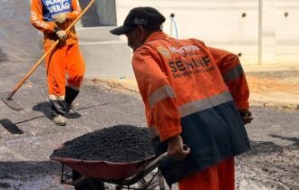 Prefeitura de Manaus recupera pavimento da rua Itapitanga com aplicação de 20 toneladas de asfalto