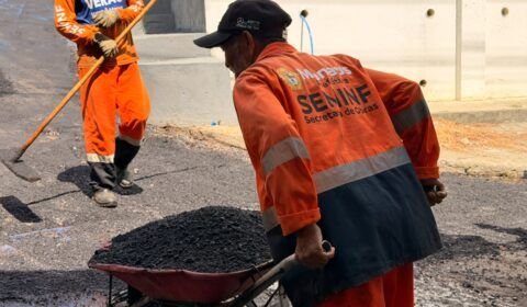 Prefeitura de Manaus recupera pavimento da rua Itapitanga com aplicação de 20 toneladas de asfalto