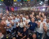 Após aprovação do fim da 6x1, Omar é aplaudido em encontros em Manaus