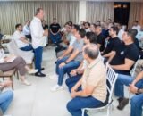 Após reunir apoio dos 62 prefeitos, Omar amplia aliança na capital com 37 vereadores