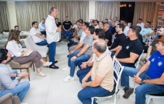 Após reunir apoio dos 62 prefeitos, Omar amplia aliança na capital com 37 vereadores