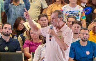 Com Manaus encoberta por fumaça, Omar destina emenda e governo do estado não compra avião de combate a incêndios