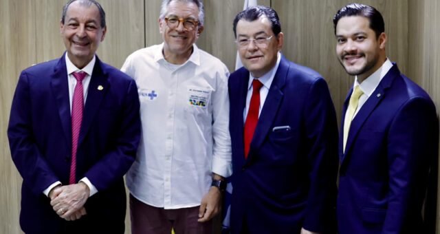 Governador eleito Omar Aziz discute ações emergenciais para a saúde do Amazonas com ministro Padilha em Brasília