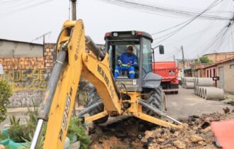 Prefeitura de Manaus amplia drenagem profunda em 90 metros de via no Novo Aleixo para melhorar escoamento da chuva