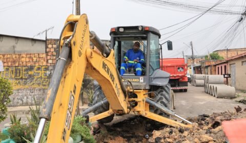 Prefeitura de Manaus amplia drenagem profunda em 90 metros de via no Novo Aleixo para melhorar escoamento da chuva