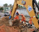 Prefeitura de Manaus atua em cratera no Japiim 2 e recupera rede de drenagem para garantir segurança na via