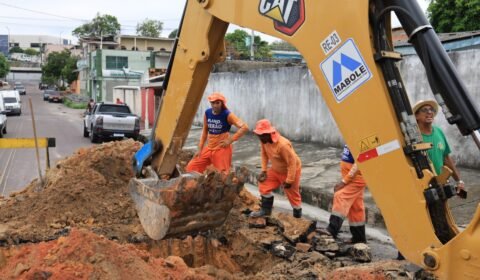 Prefeitura de Manaus atua em cratera no Japiim 2 e recupera rede de drenagem para garantir segurança na via