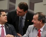 Silêncio de Flávio Bolsonaro sobre Omar em Manaus intriga bolsonaristas sobre diálogo republicano entre os dois