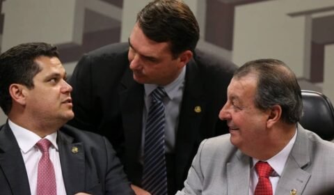 Silêncio de Flávio Bolsonaro sobre Omar em Manaus intriga bolsonaristas sobre diálogo republicano entre os dois